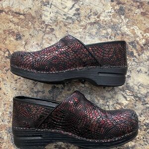 Dansko XP Womens Red Burgundy Black Reptile Skin Slip-on Shoes